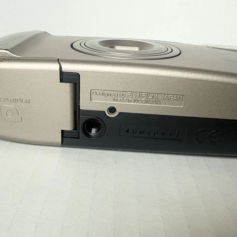 FUJIFILM Endeavor 250ix ZOOM 25-55mm Film Camera with case Not tested
